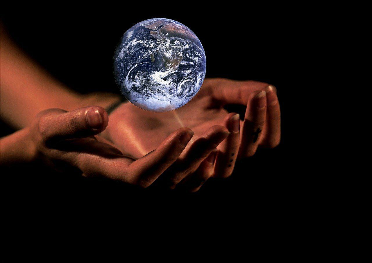 Hands 1222866 1280